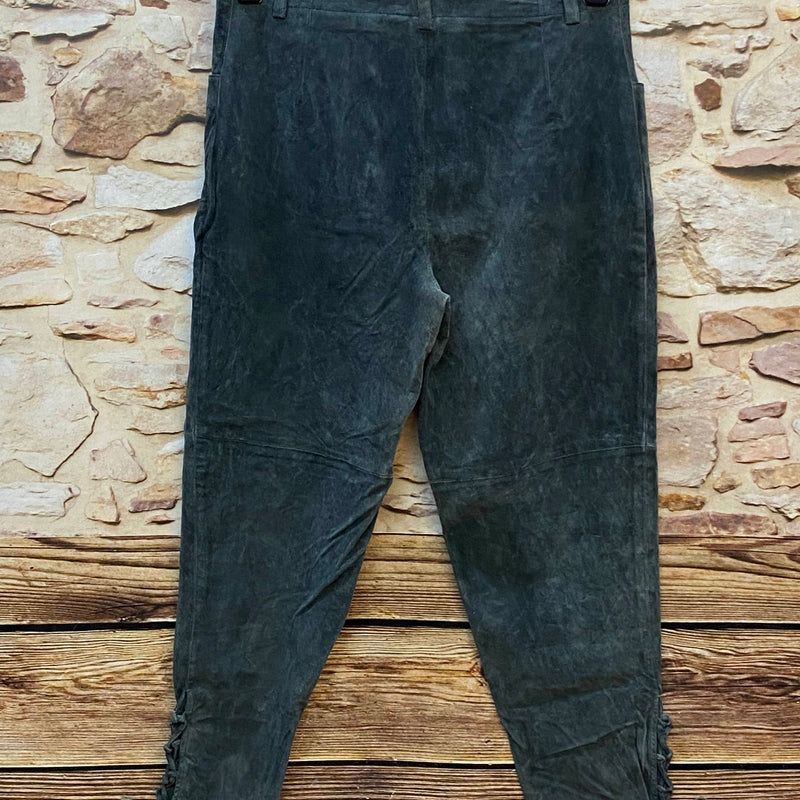 Rückseite einer langen dunkelgrauen Trachten-Lederhose