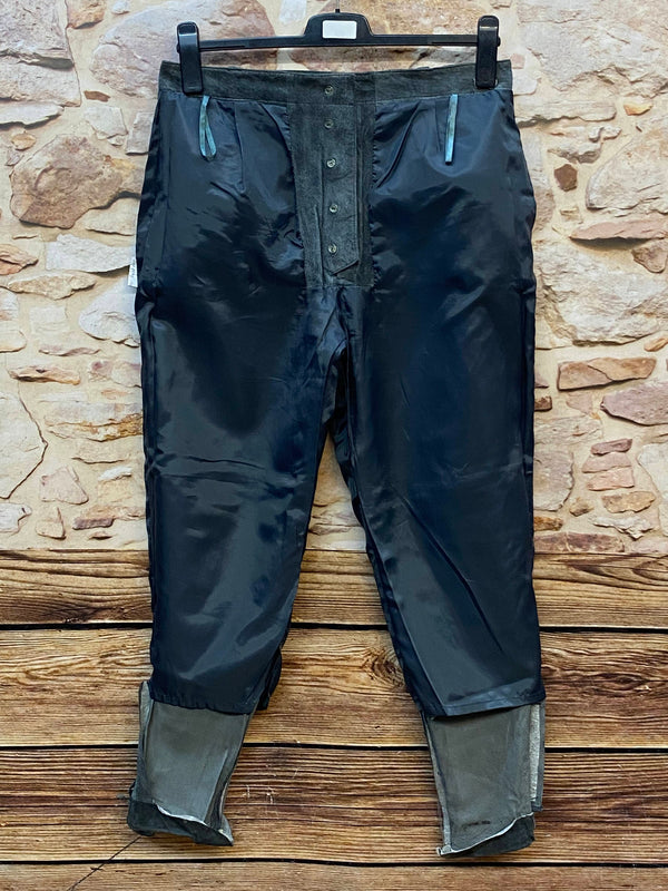 Innenansicht einer dunkelgrauen Lederhose mit grauem Futter
