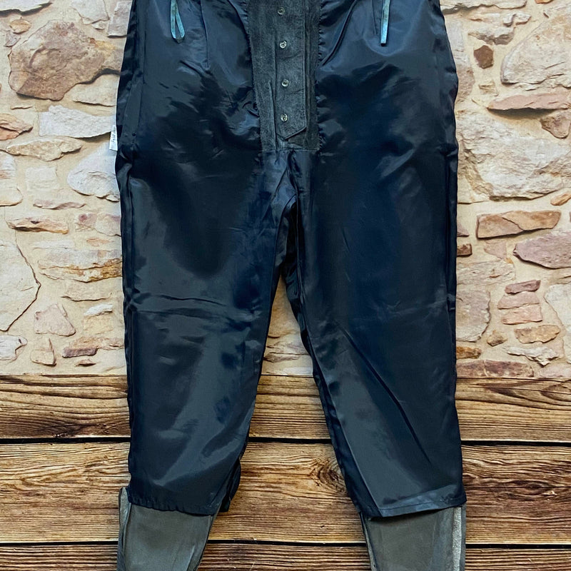 Innenansicht einer dunkelgrauen Lederhose mit grauem Futter