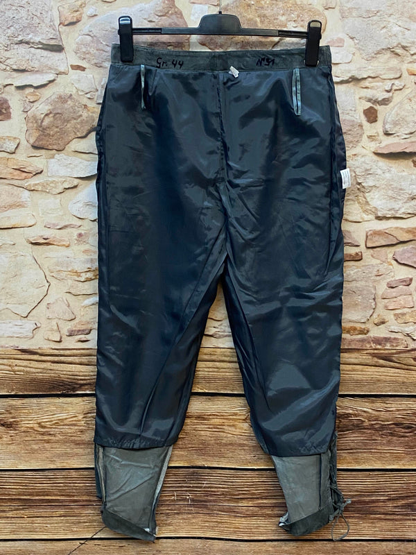 Materialetikett einer Trachten-Lederhose mit echtem Leder und Polyesterfutter