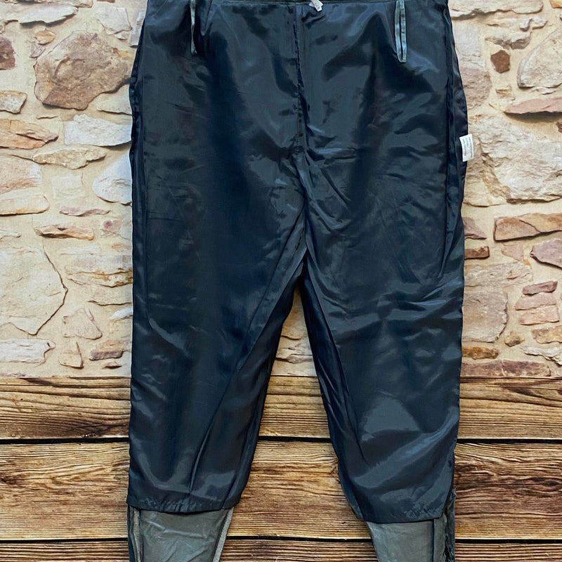 Materialetikett einer Trachten-Lederhose mit echtem Leder und Polyesterfutter