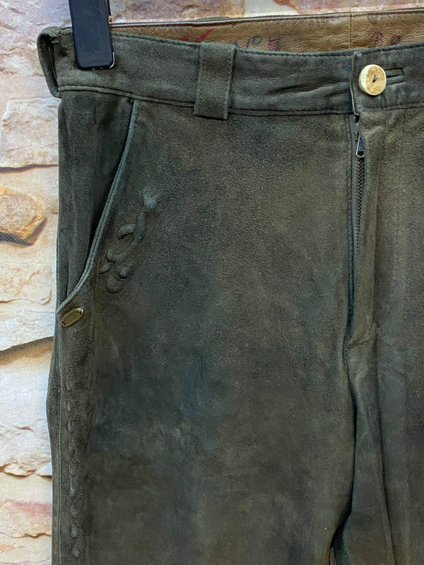 Detailaufnahme der dunkelgrünen Ziegenleder Trachtenlederhose mit Knopf, Reißverschluss und Zierstickerei