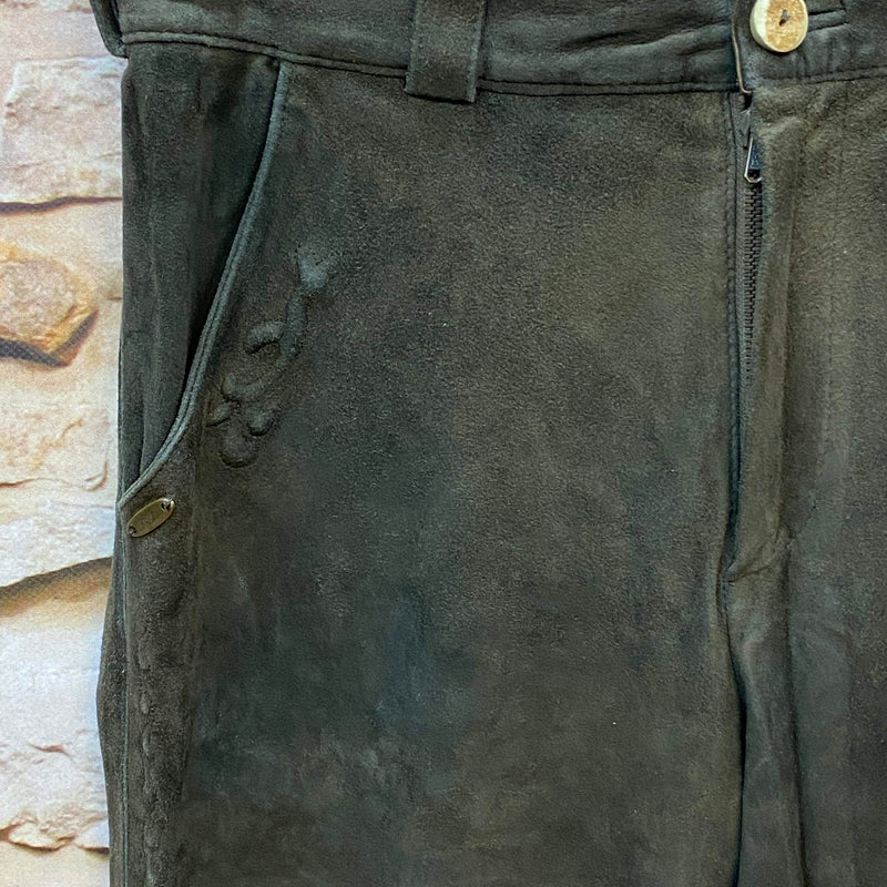 Detailaufnahme der dunkelgrünen Ziegenleder Trachtenlederhose mit Knopf, Reißverschluss und Zierstickerei