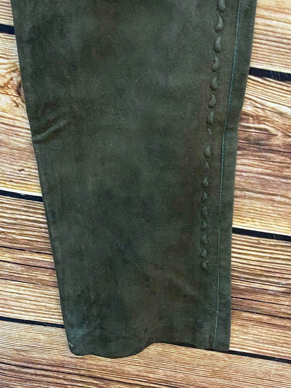 Nahaufnahme vom Hosenbein der Vintage Trachtenlederhose mit seitlicher Ziernaht und Gebrauchsspuren