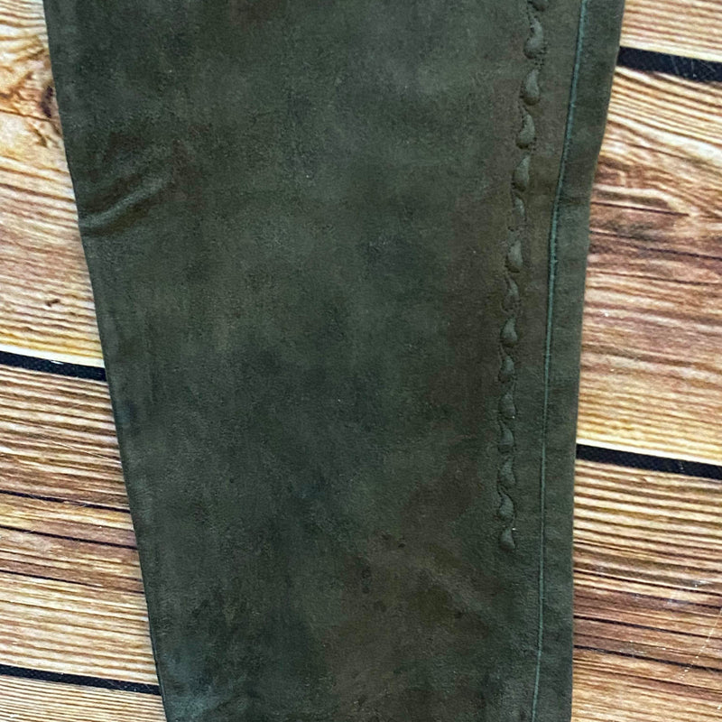 Nahaufnahme vom Hosenbein der Vintage Trachtenlederhose mit seitlicher Ziernaht und Gebrauchsspuren