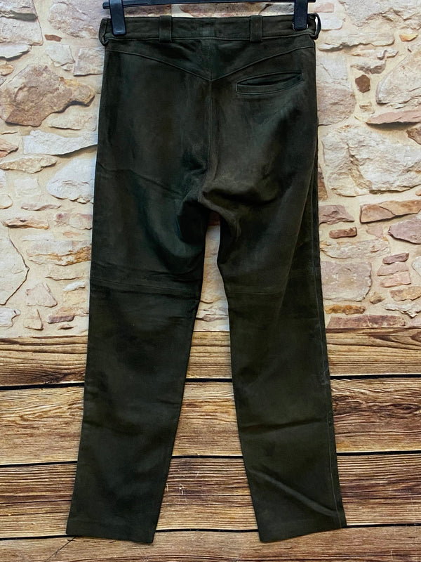 Rückansicht der langen dunkelgrünen Country Line Trachtenlederhose für Herren aus Ziegenleder