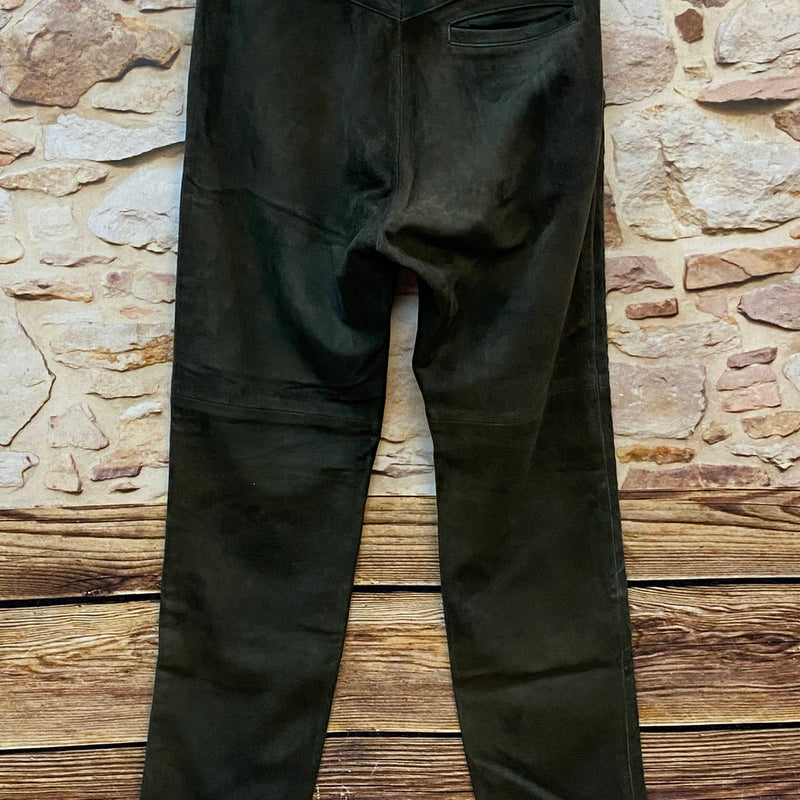 Rückansicht der langen dunkelgrünen Country Line Trachtenlederhose für Herren aus Ziegenleder