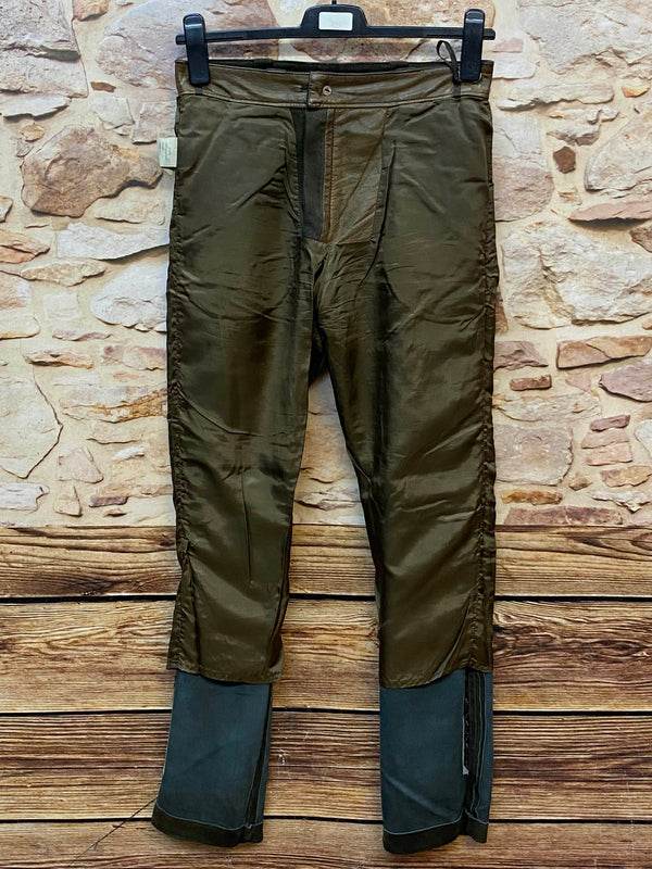 Innenseite der langen Vintage Trachtenlederhose mit braunem Futter und umgeschlagenen Beinabschlüssen