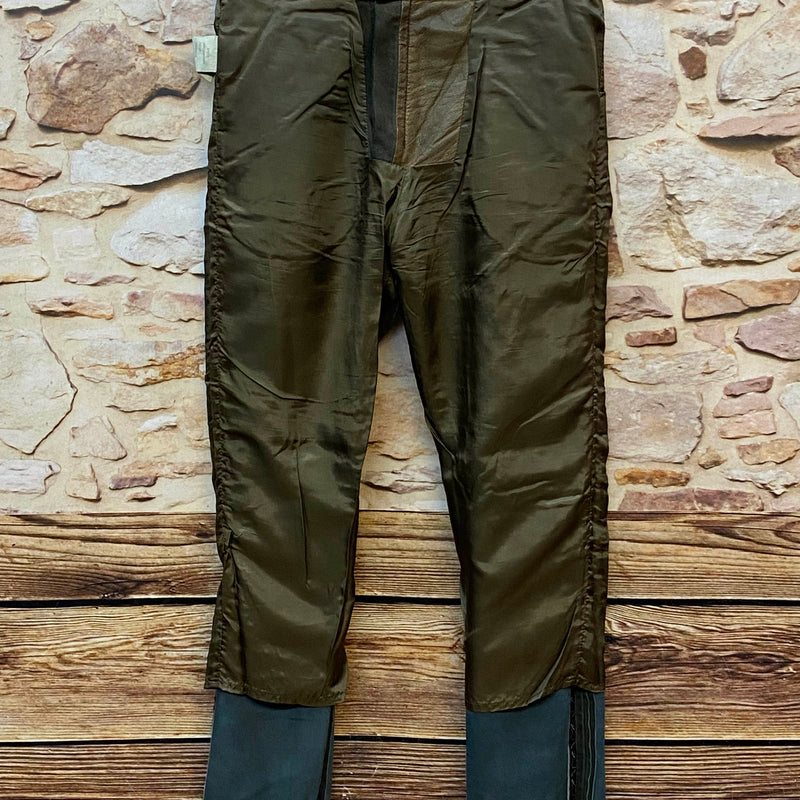 Innenseite der langen Vintage Trachtenlederhose mit braunem Futter und umgeschlagenen Beinabschlüssen