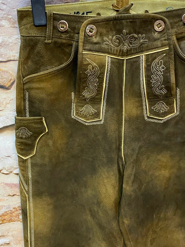 Detailaufnahme der olivgrünen Trachtenlederhose mit Stickerei, Knöpfen und Paspeln
