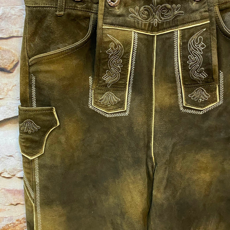 Detailaufnahme der olivgrünen Trachtenlederhose mit Stickerei, Knöpfen und Paspeln