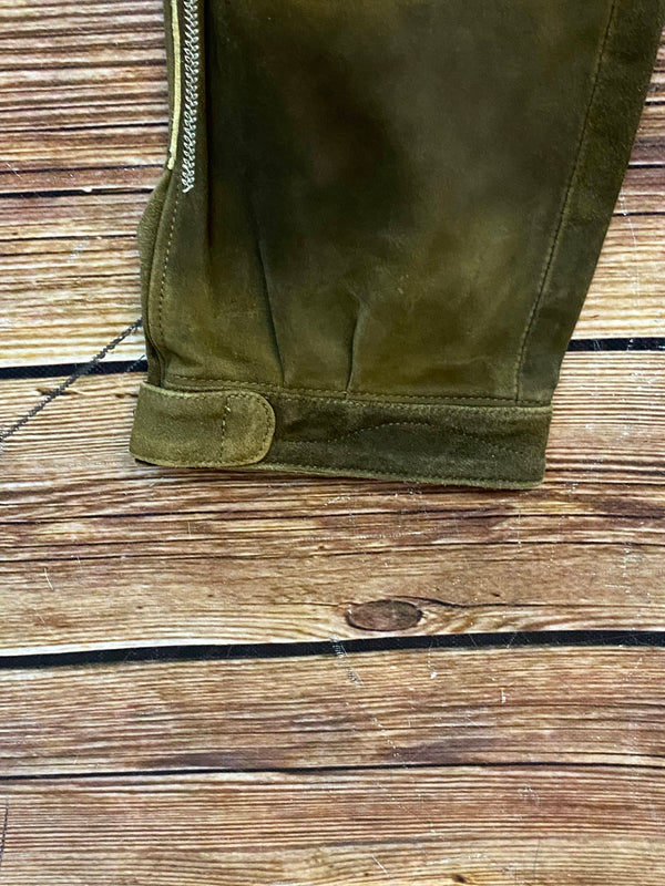 Beinabschluss der langen olivgrünen Herren Trachtenlederhose aus Leder