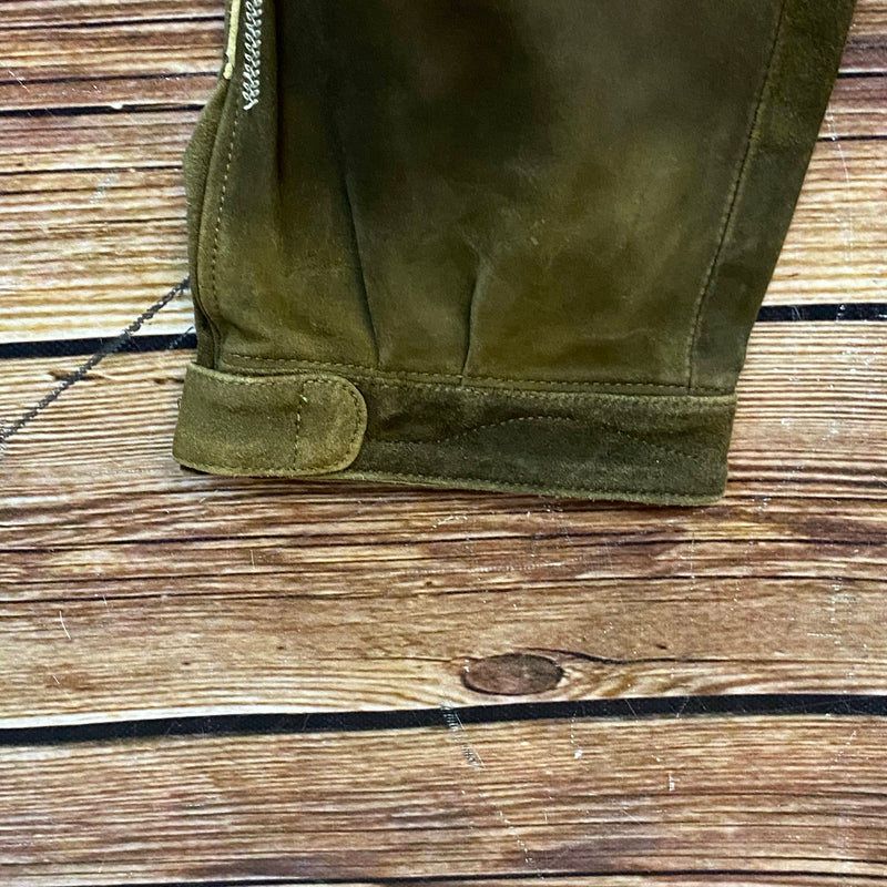 Beinabschluss der langen olivgrünen Herren Trachtenlederhose aus Leder