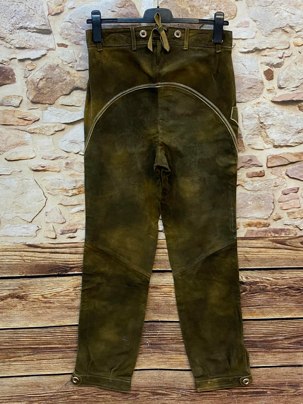 Rückansicht der langen Vintage Isar Trachten Lederhose für Herren in Olivgrün