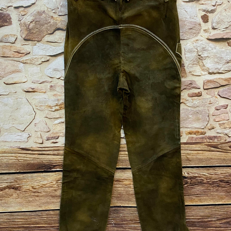 Rückansicht der langen Vintage Isar Trachten Lederhose für Herren in Olivgrün