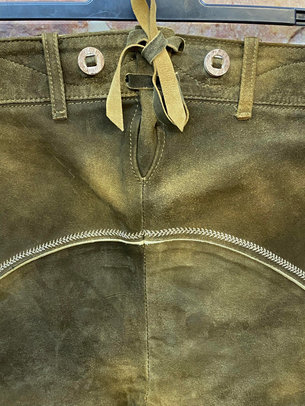 Detail der Rückseite mit Schnürung, Knöpfen und heller Zierpaspel