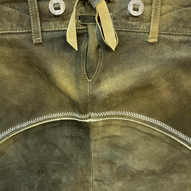 Detail der Rückseite mit Schnürung, Knöpfen und heller Zierpaspel