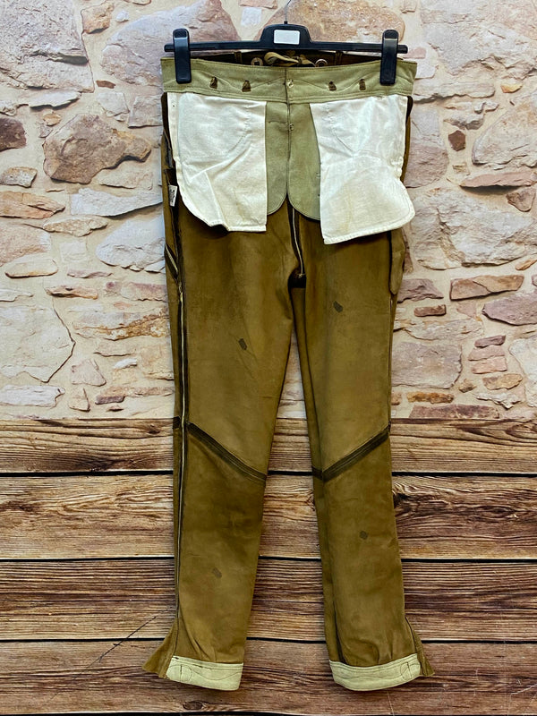Innenseite der langen Trachtenlederhose mit hellem Futter und umgeschlagenen Beinabschlüssen