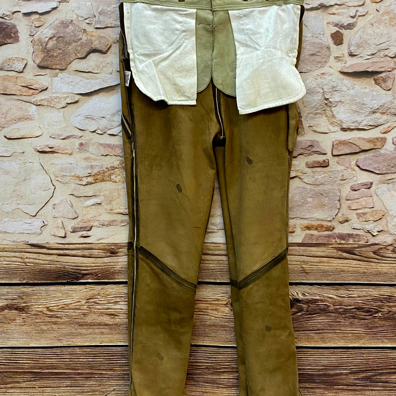 Innenseite der langen Trachtenlederhose mit hellem Futter und umgeschlagenen Beinabschlüssen