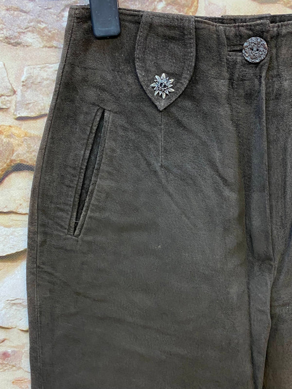 Detailaufnahme der Damen Trachtenlederhose mit Edelweiß-Knopf und Eingrifftasche