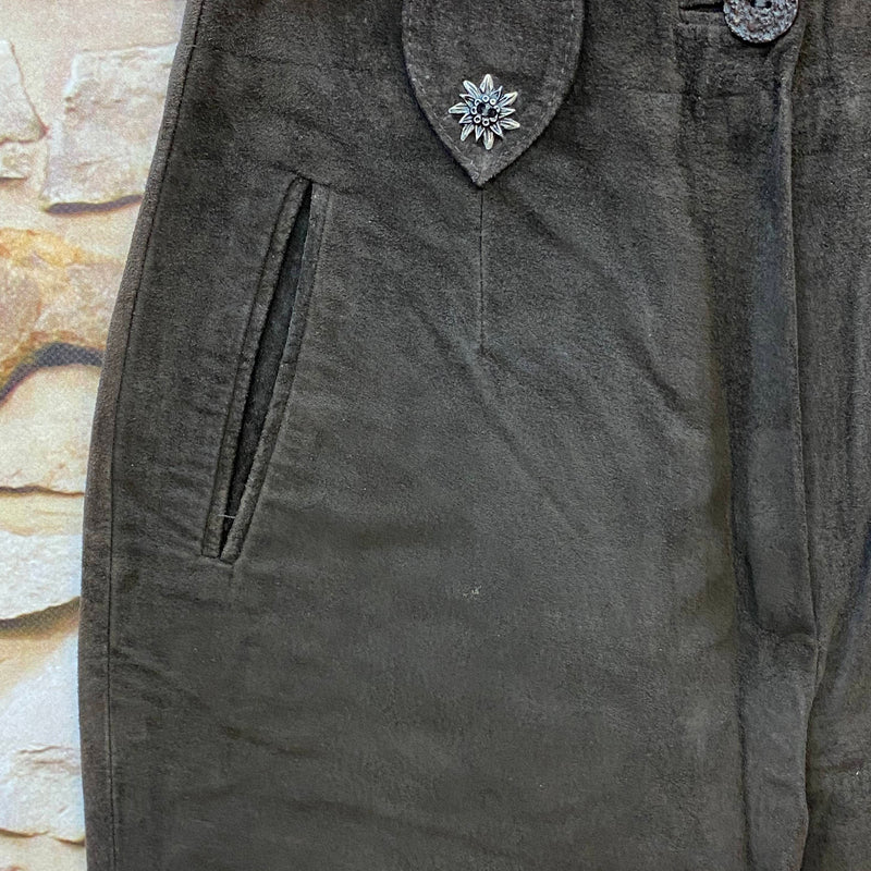 Detailaufnahme der Damen Trachtenlederhose mit Edelweiß-Knopf und Eingrifftasche