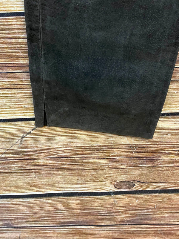 Beinabschluss der langen dunklen Vintage Lederhose für Damen