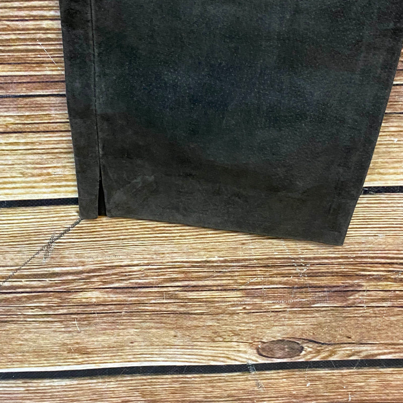 Beinabschluss der langen dunklen Vintage Lederhose für Damen