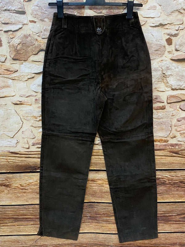 Rückansicht der langen Damen Trachtenlederhose in Dunkelbraun