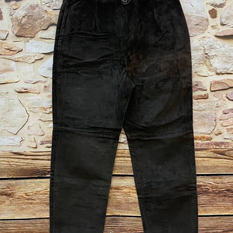 Rückansicht der langen Damen Trachtenlederhose in Dunkelbraun