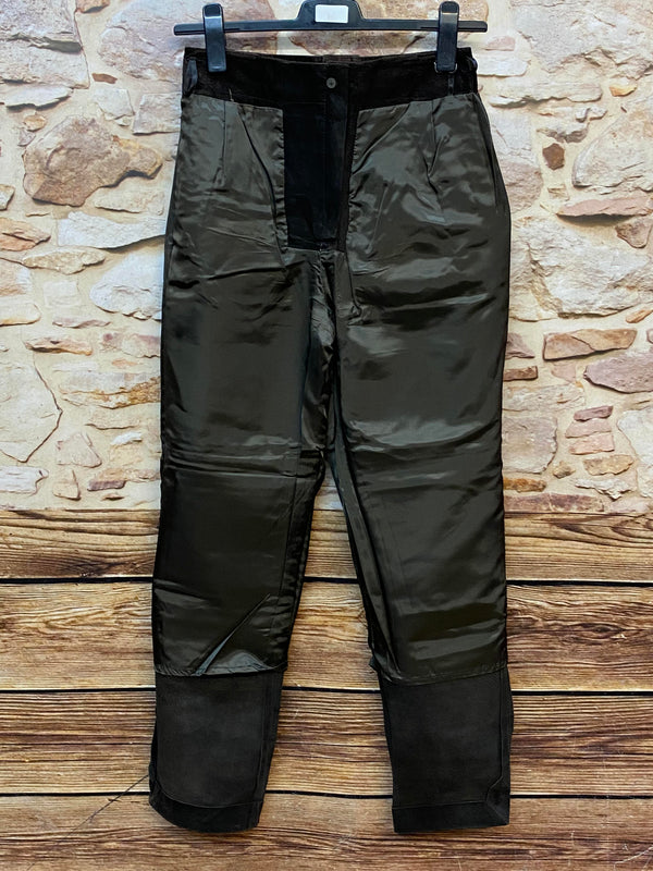 Innenseite der Damen Lederhose mit dunklem Futter.