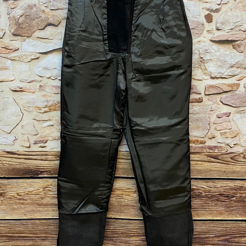 Innenseite der Damen Lederhose mit dunklem Futter.