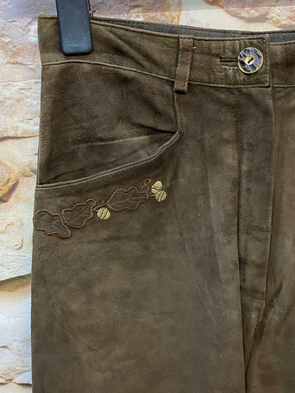 Detailaufnahme der Damen Trachtenlederhose mit floraler Stickerei, Knopf und Tasche