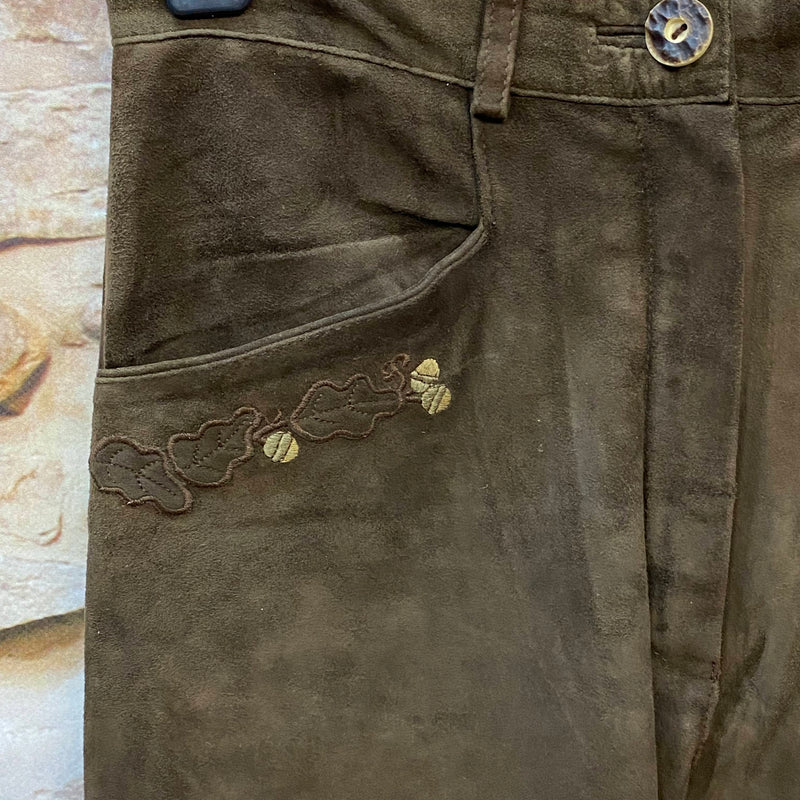 Detailaufnahme der Damen Trachtenlederhose mit floraler Stickerei, Knopf und Tasche