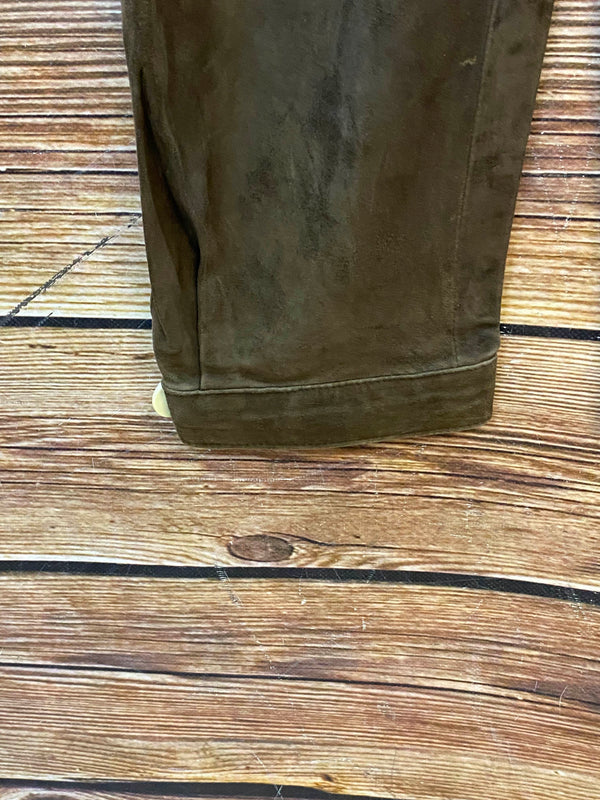Beinabschluss der langen dunkelbraunen Lederhose für Damen