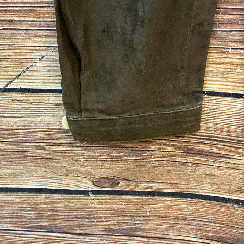 Beinabschluss der langen dunkelbraunen Lederhose für Damen