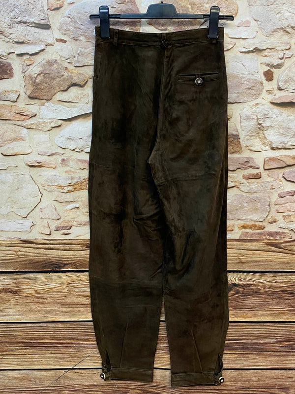 Rückansicht der langen Vintage Damen Trachtenlederhose in Dunkelbraun