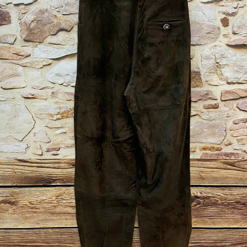 Rückansicht der langen Vintage Damen Trachtenlederhose in Dunkelbraun
