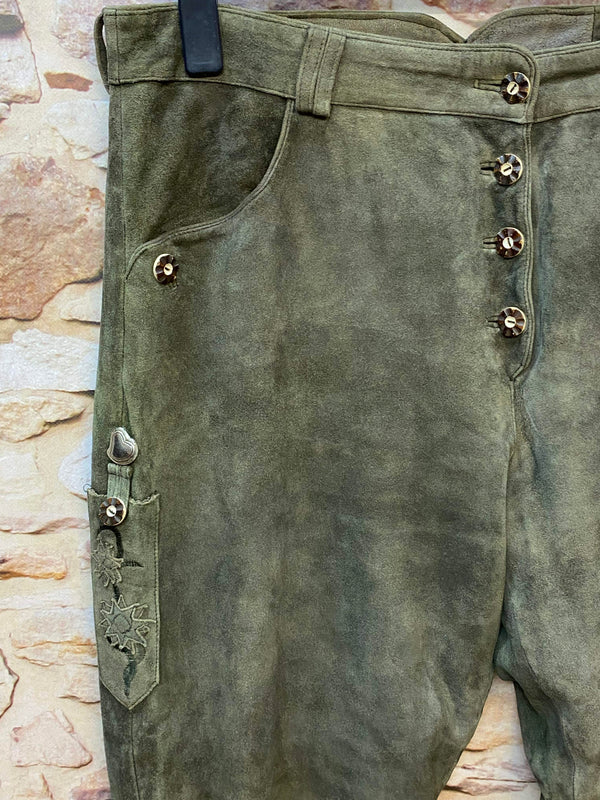 „Herren Lederhose olivgrün lang mit Knöpfen und Edelweiß-Stickerei“