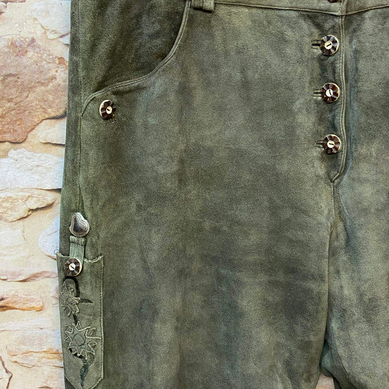 „Herren Lederhose olivgrün lang mit Knöpfen und Edelweiß-Stickerei“
