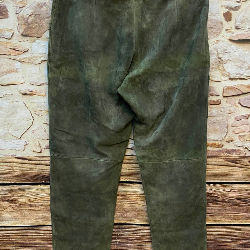 „Rückansicht Vintage Trachtenlederhose Herren lang mit Patina und Wildlederoptik“