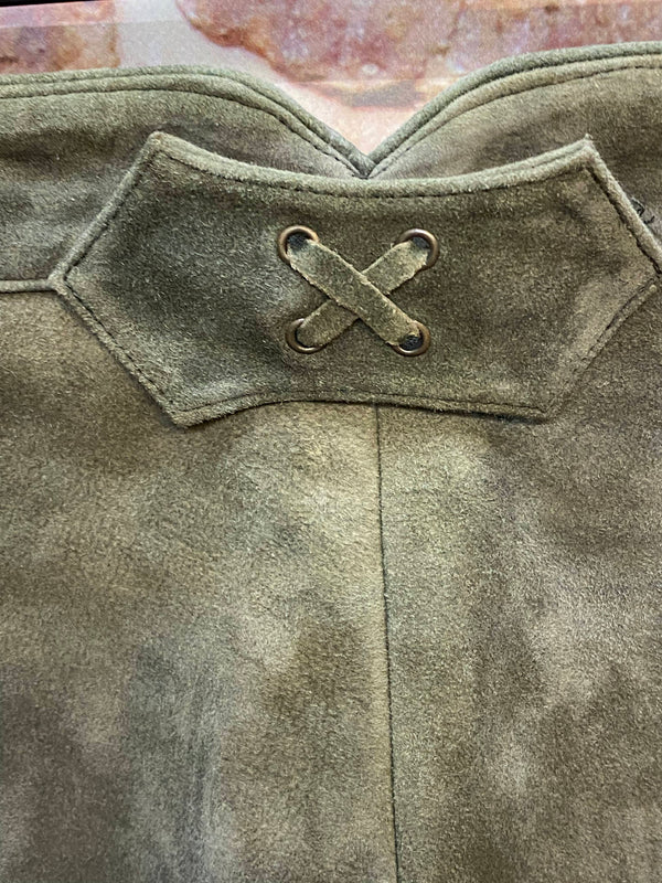 „Vintage Trachtenlederhose Herren lang mit Patina und Wildlederoptik Rückendetail“
