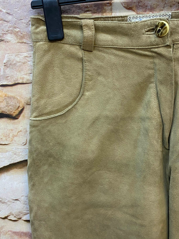 Detailansicht einer olivbraunen Trachten-Lederhose mit Bund, Tasche und Knopf