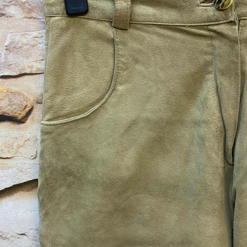 Detailansicht einer olivbraunen Trachten-Lederhose mit Bund, Tasche und Knopf