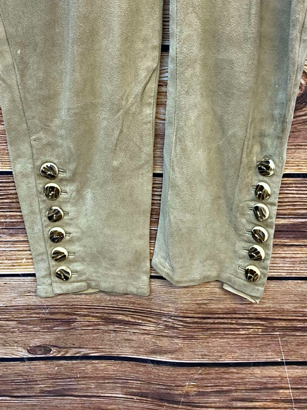 Beinabschluss einer langen Trachten-Lederhose mit dekorativen Metallknöpfen