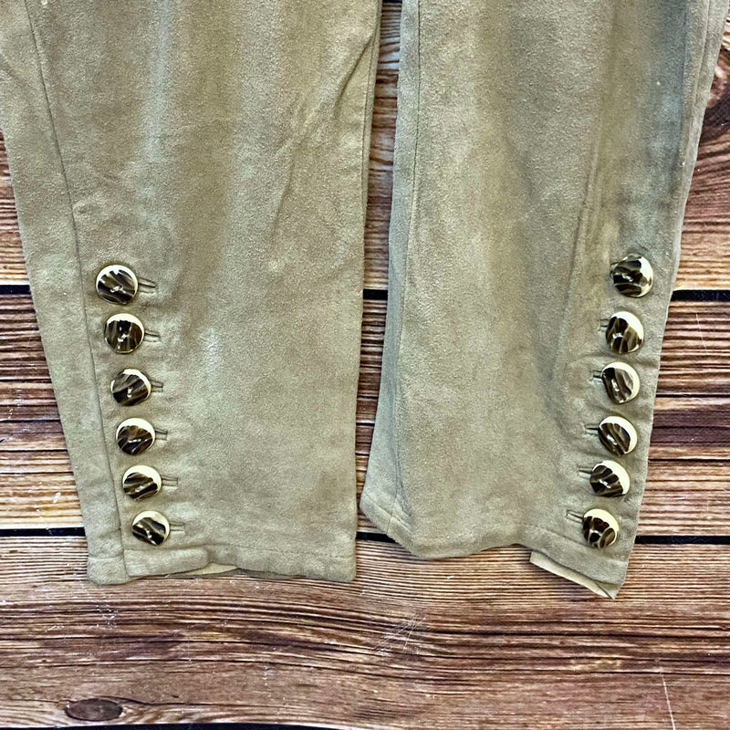 Beinabschluss einer langen Trachten-Lederhose mit dekorativen Metallknöpfen