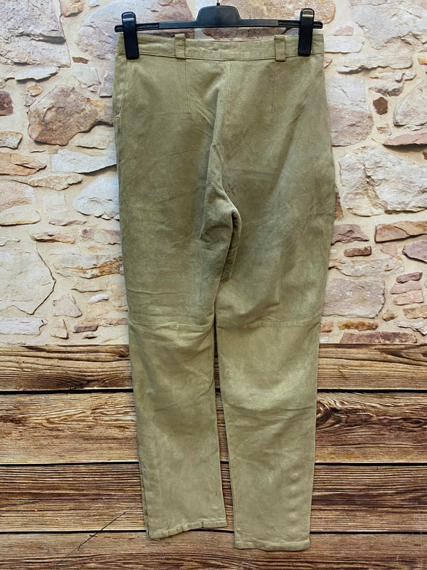 Rückansicht einer langen olivbraunen Trachten-Lederhose aus Leder