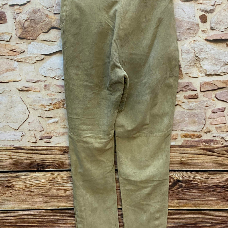 Rückansicht einer langen olivbraunen Trachten-Lederhose aus Leder