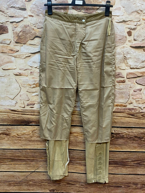 Innenansicht einer langen Trachten-Lederhose mit Futter und Beinabschluss