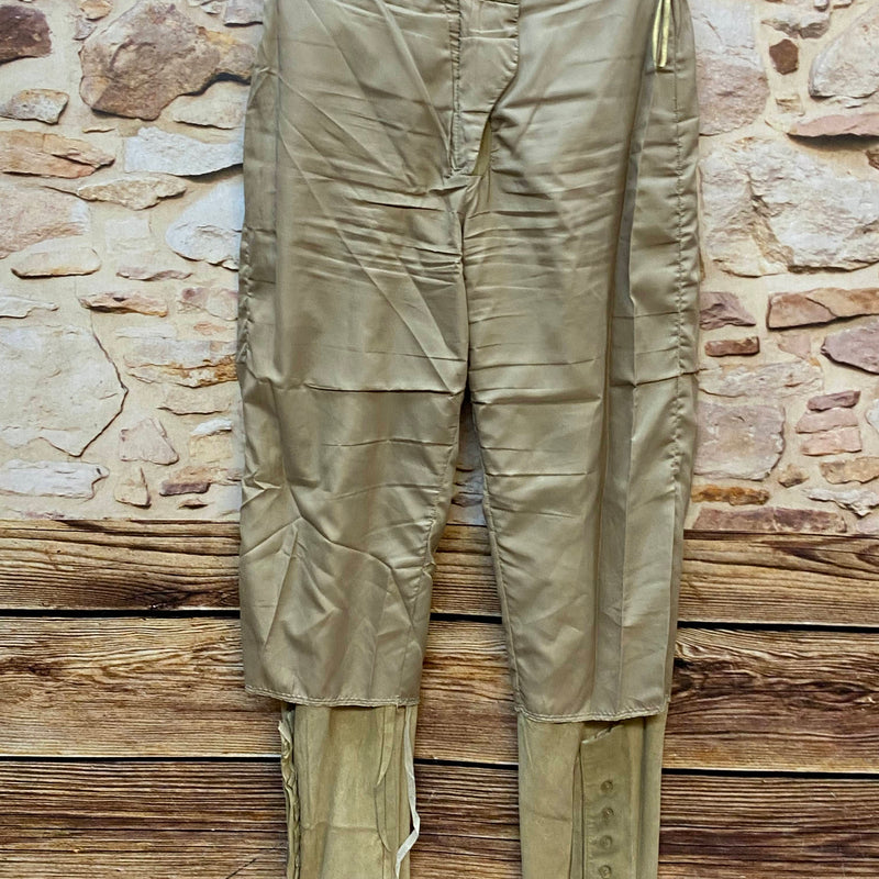 Innenansicht einer langen Trachten-Lederhose mit Futter und Beinabschluss