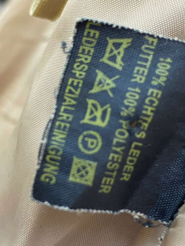 Pflegeetikett der langen Trachten-Lederhose mit Lederhinweis